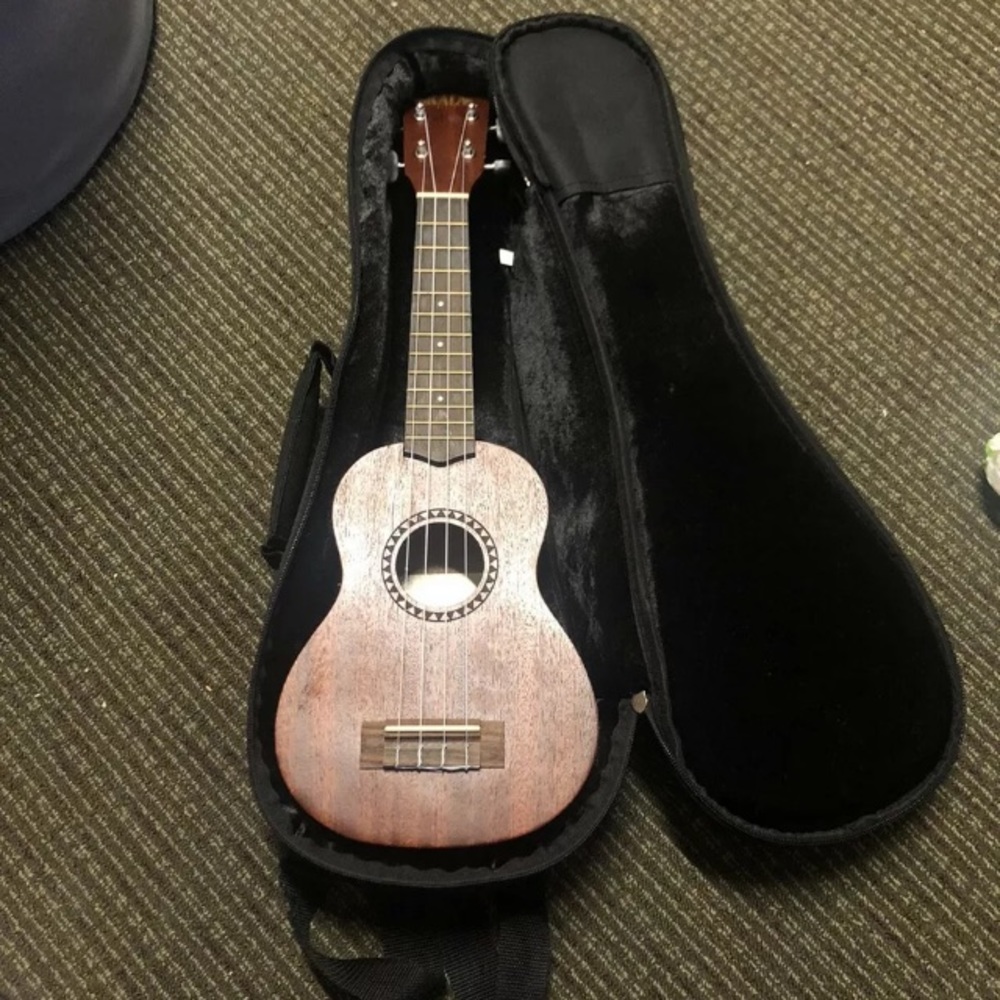 Kala 15s Soprano Ukulele, case, & green felt pic